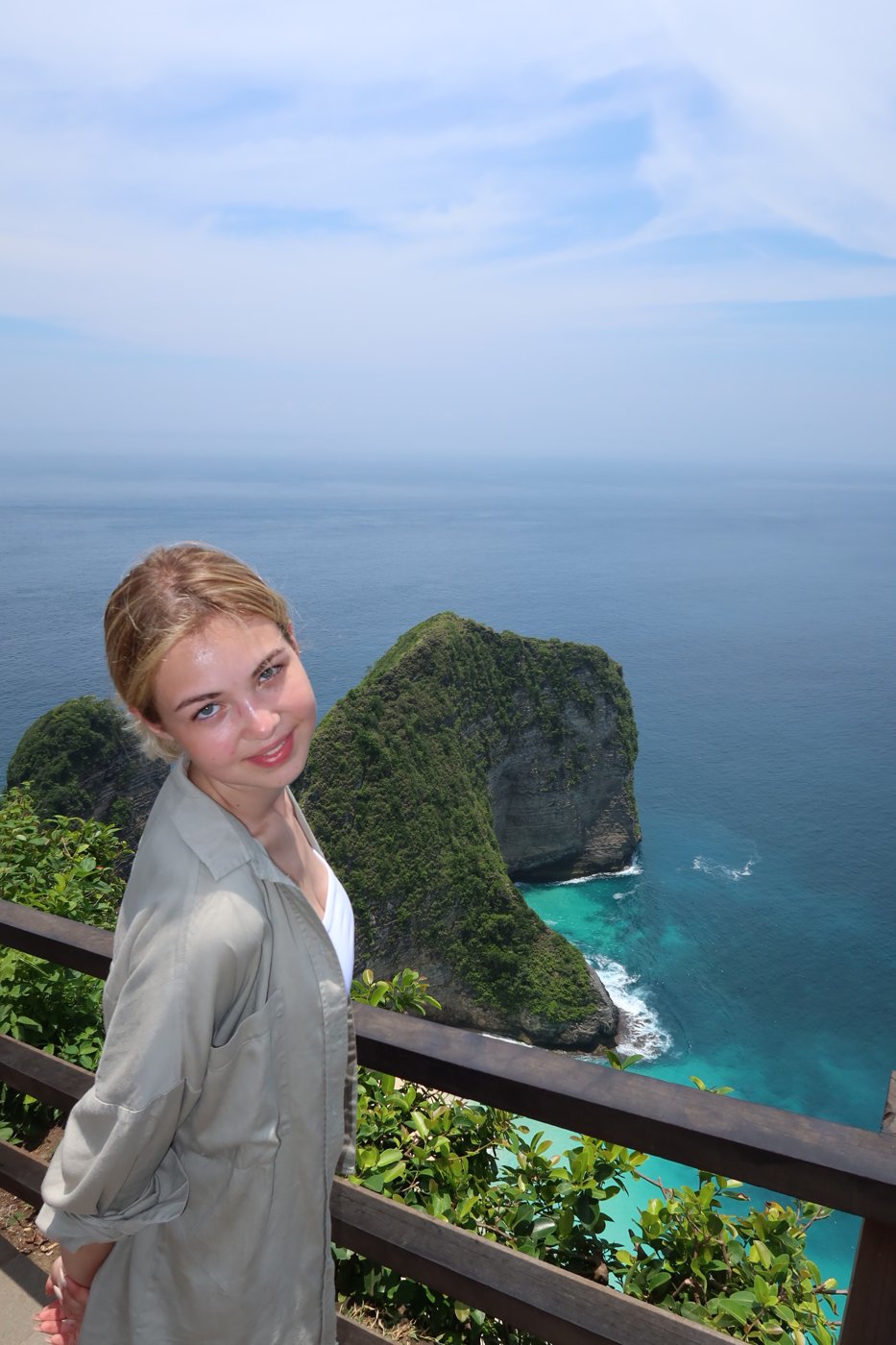 Автор travelAURA в путешествии у океана